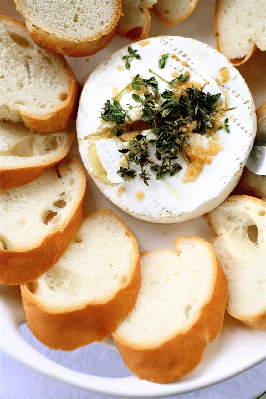 Сыр Камамбер, запеченный в духовке с чесноком и хлебом