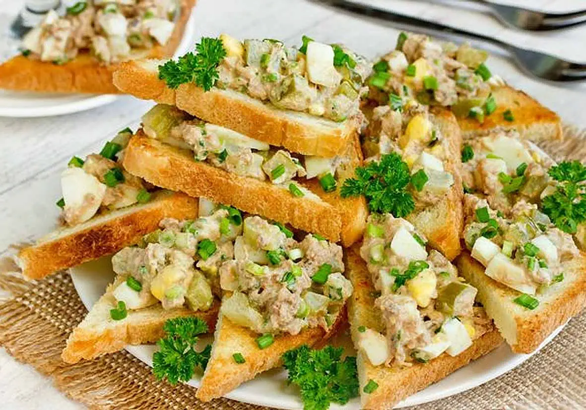 Гренки с тунцом,яйцом и маринованными огурцами