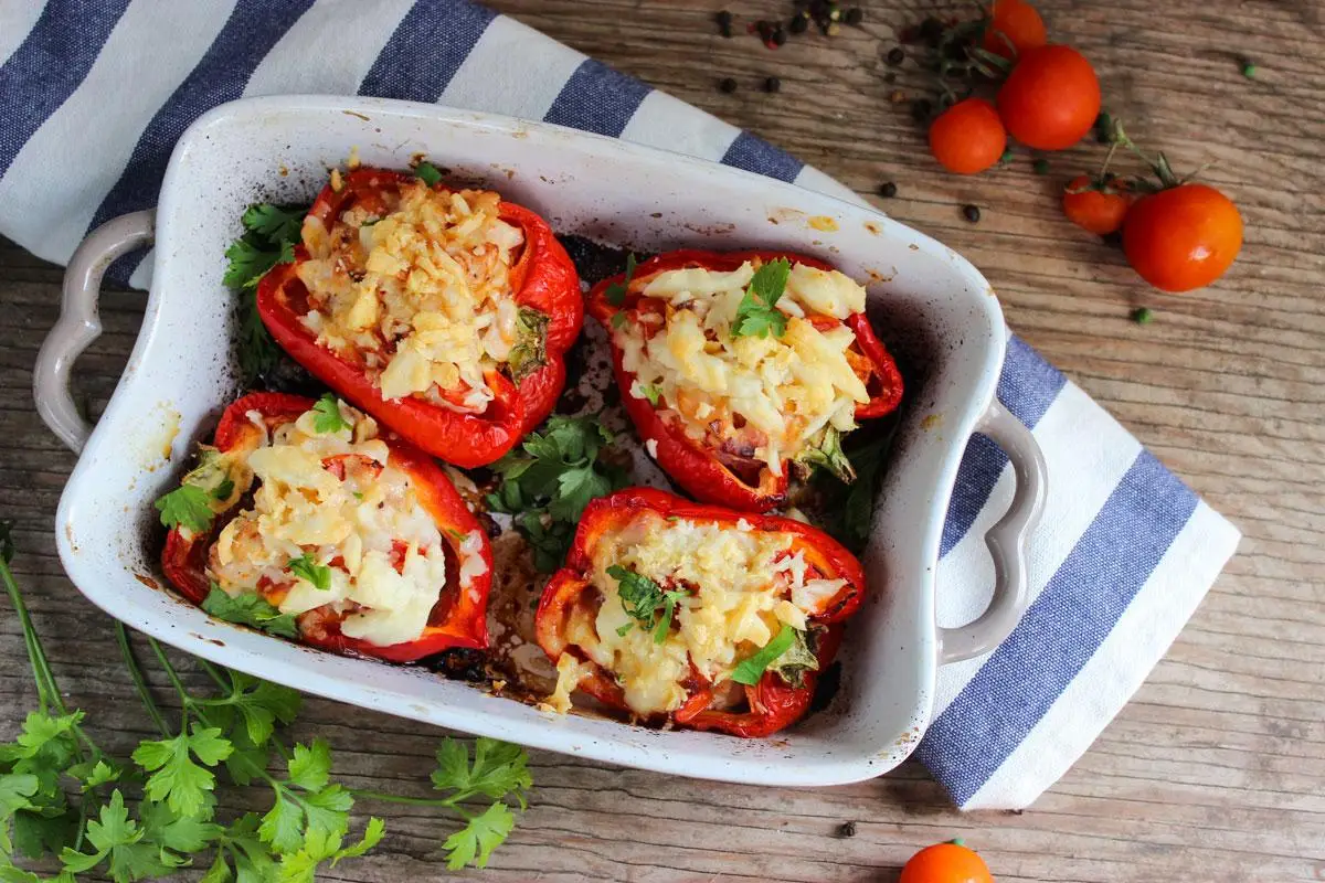 Перец, фаршированный курицей и сыром