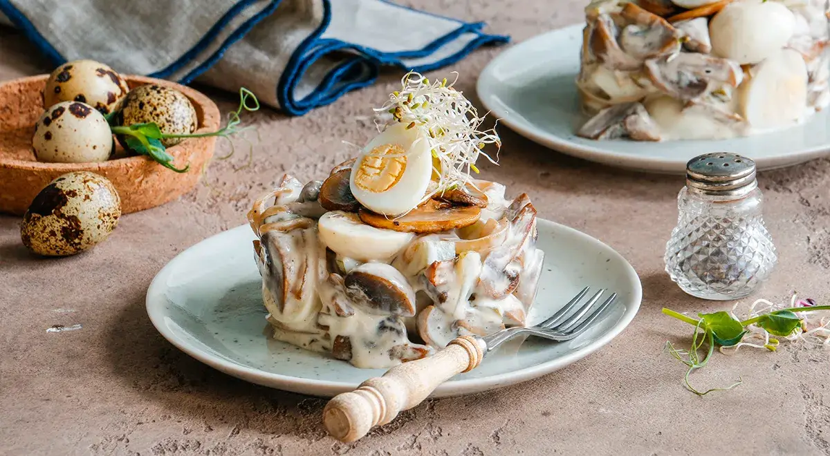 Салат из шампиньонов с луком и яйцами