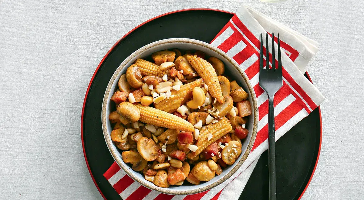 Горячий салат с кукурузой, грибами и грудинкой