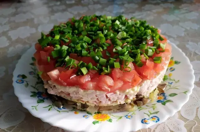 Главное изображение рецепта - Салат с копчёной курицей и шампиньонами