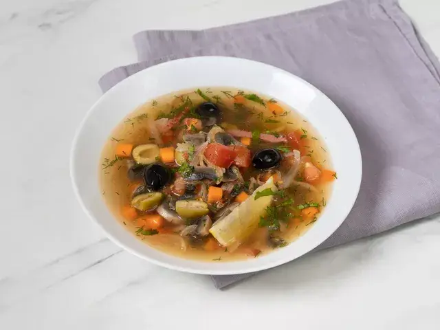 Солянка с беконом и шампиньонами