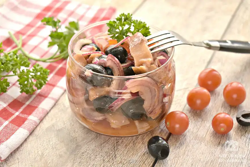 Сельдь, маринованная с луком и оливками